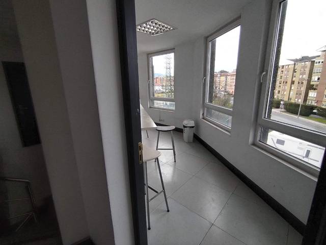 Local comercial en Alquiler en Avenida de Iparragirre en Txorierri - Ondiz - Udondo