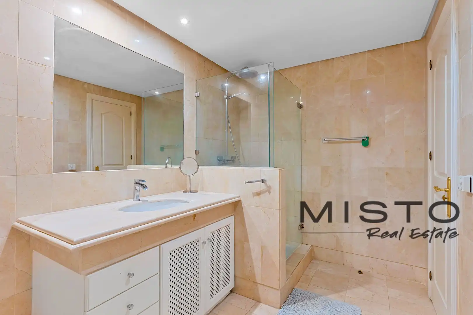 Baño de Piso en venta en Marbella con Aire acondicionado, Terraza y Piscina