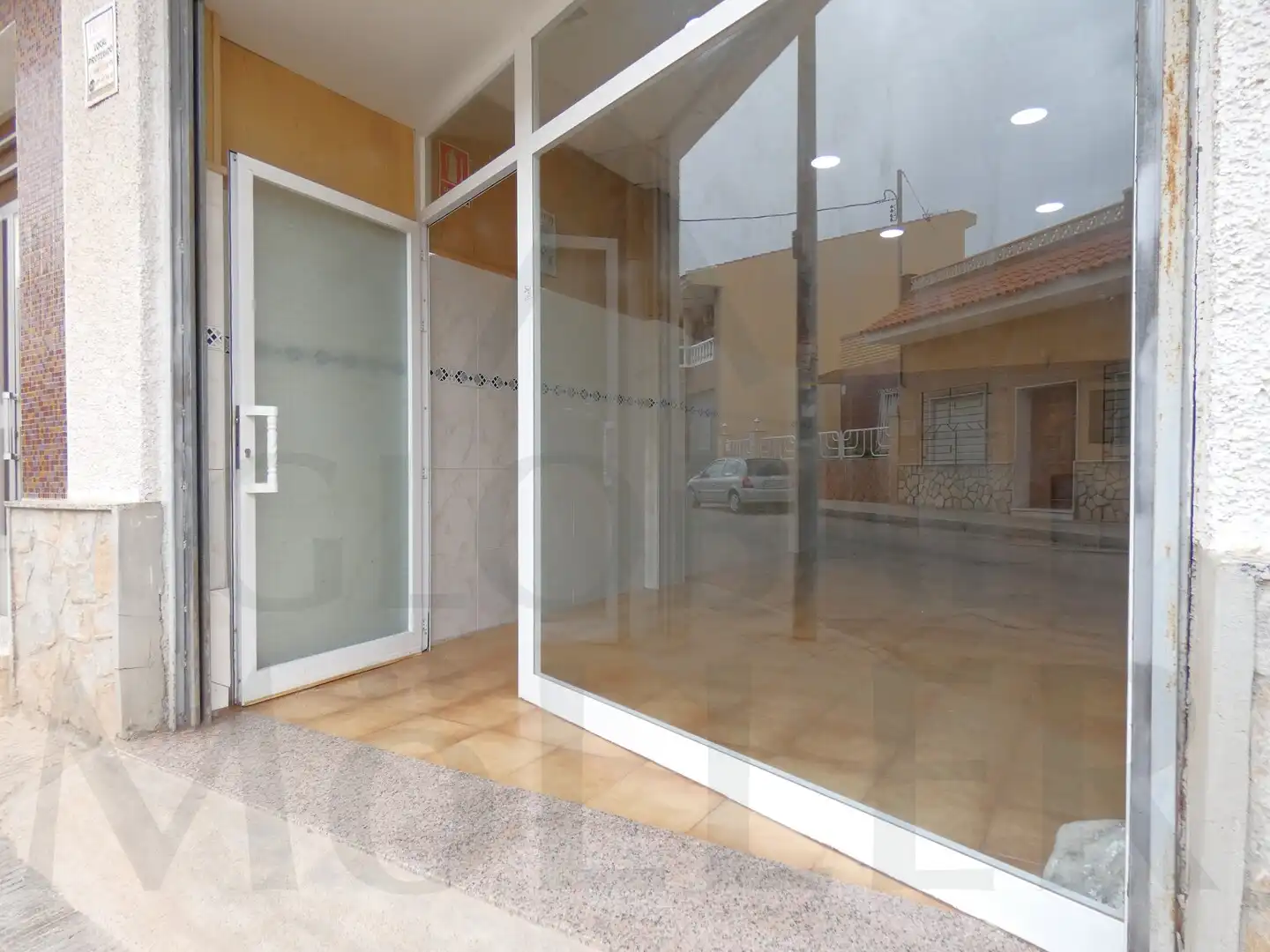 Local de lloguer a Calle Paz de Basilea, 35, Los Dolores