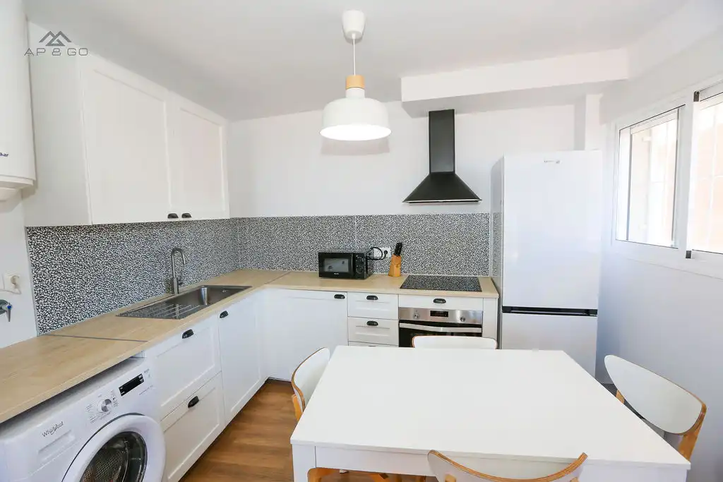Cuina de Àtic de lloguer en Almuñécar amb Aire condicionat, Terrassa i Moblat