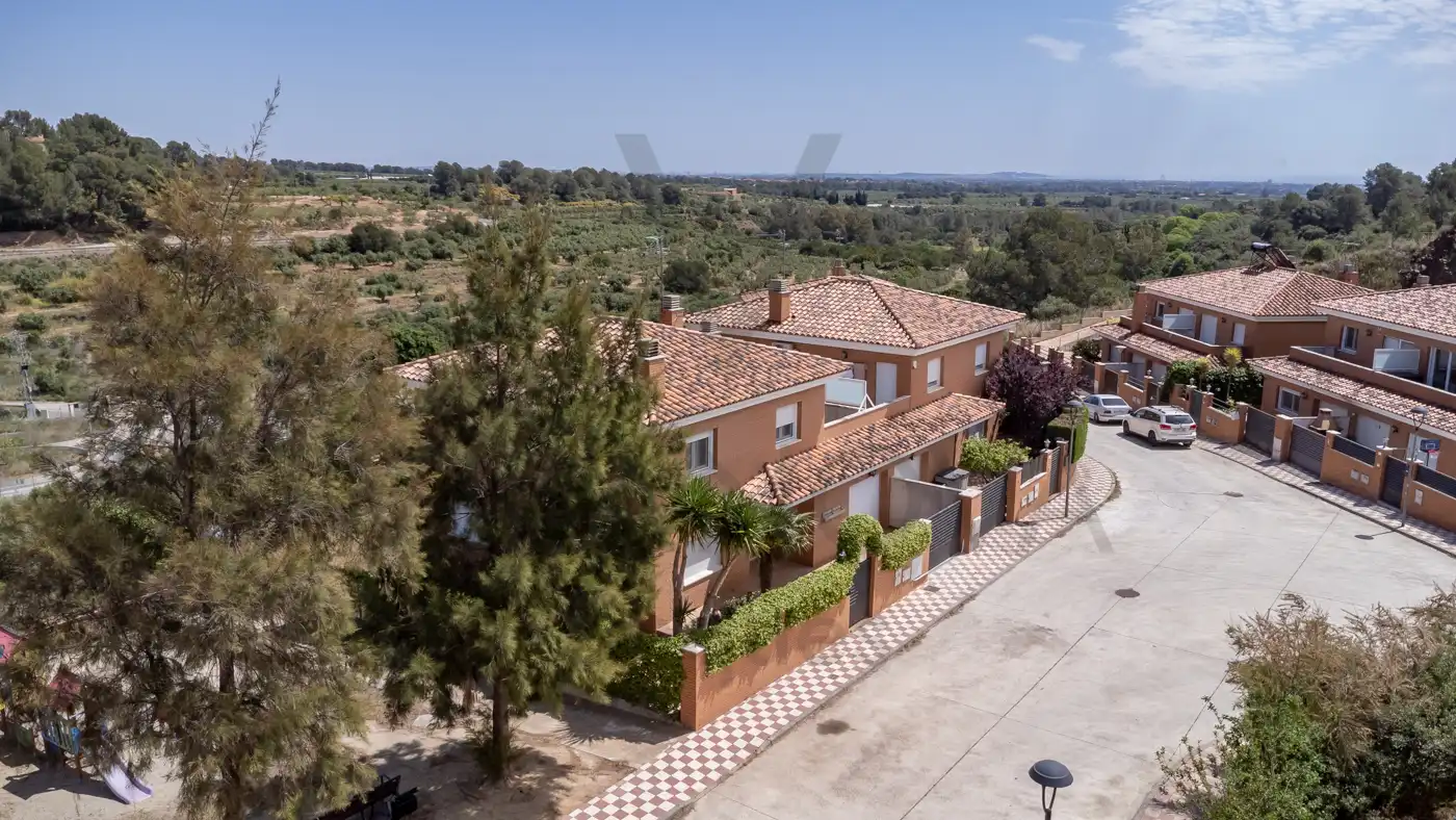 Vista exterior de Casa adosada en venda en Riudecanyes amb Aire condicionat, Calefacció i Jardí privat