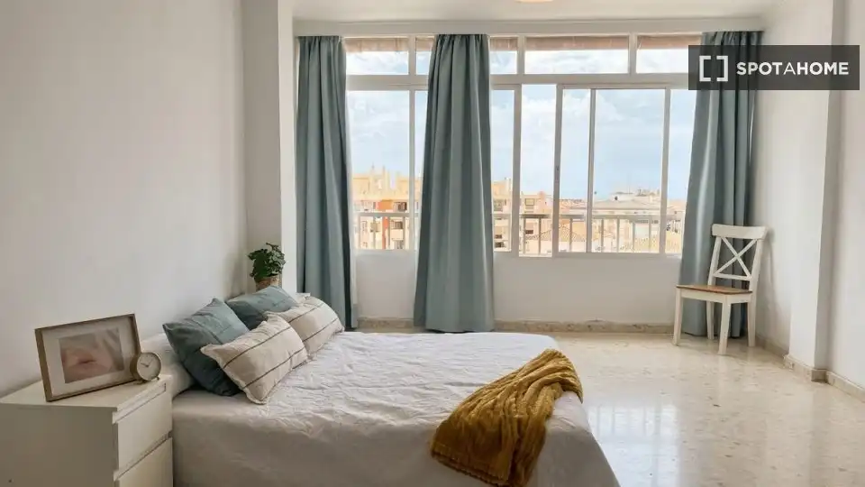 Dormitori de Apartament per a compartir en Vélez-Málaga amb Aire condicionat, Terrassa i Moblat