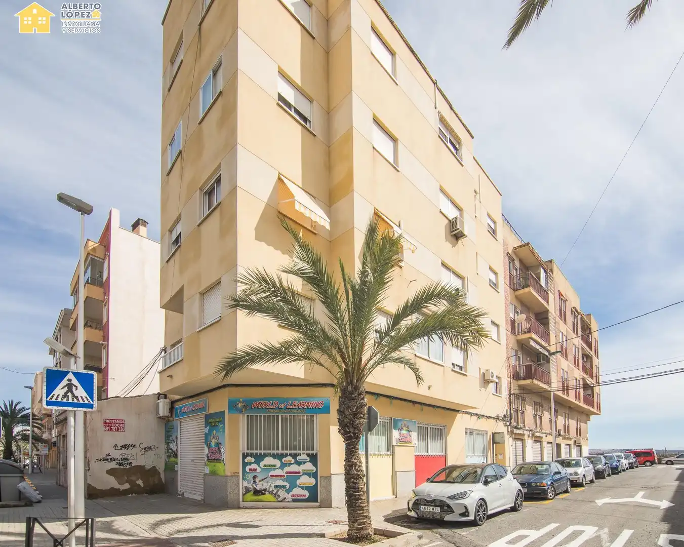 Vista exterior de Estudi en venda en Elche / Elx amb Aire condicionat i Moblat