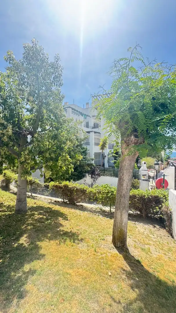 Vista exterior de Pis en venda en Manilva amb Aire condicionat, Jardí privat i Forn