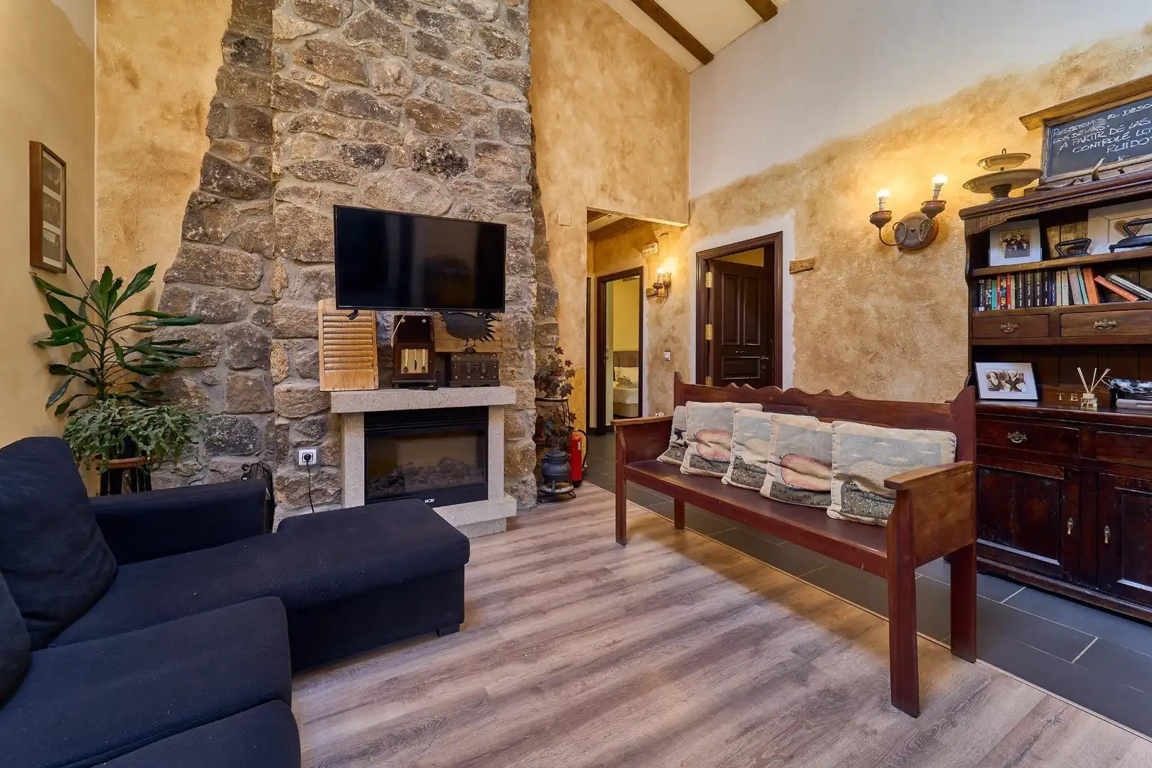 Sala de estar de Finca rústica en venta en Cobreros con Aire acondicionado, Calefacción y Jardín privado