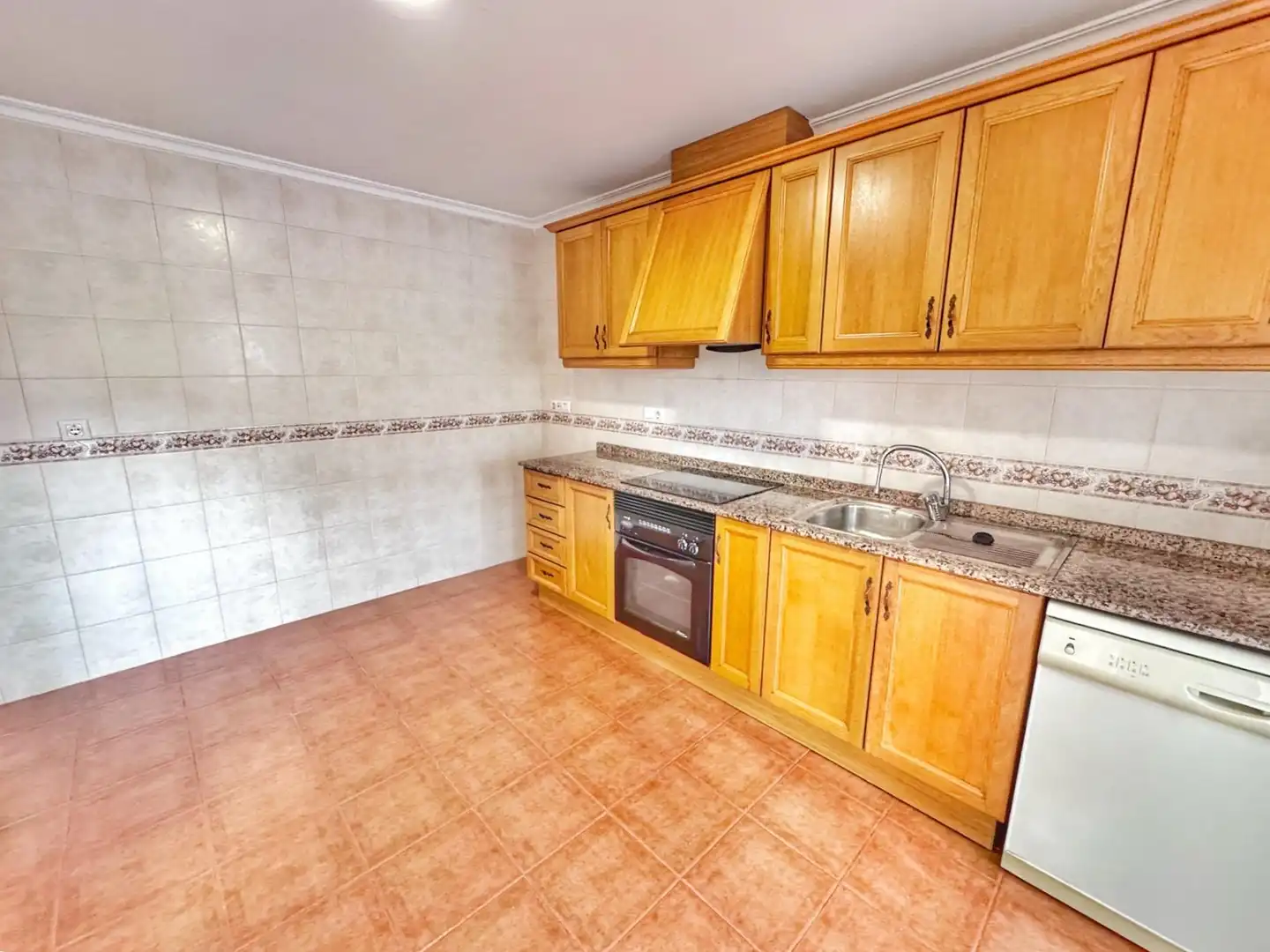Cocina de Casa adosada en venta en Petrer con Jardín privado, Balcón y Piscina comunitaria