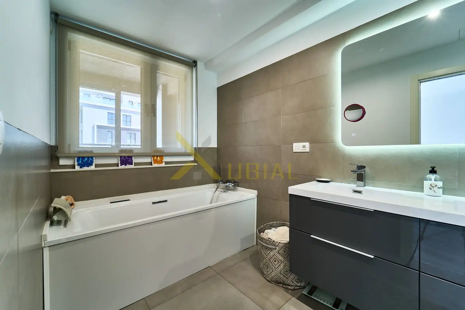 Bathroom of Flat for sale in A Coruña Capital   with Storage room, Furnished and Balcony