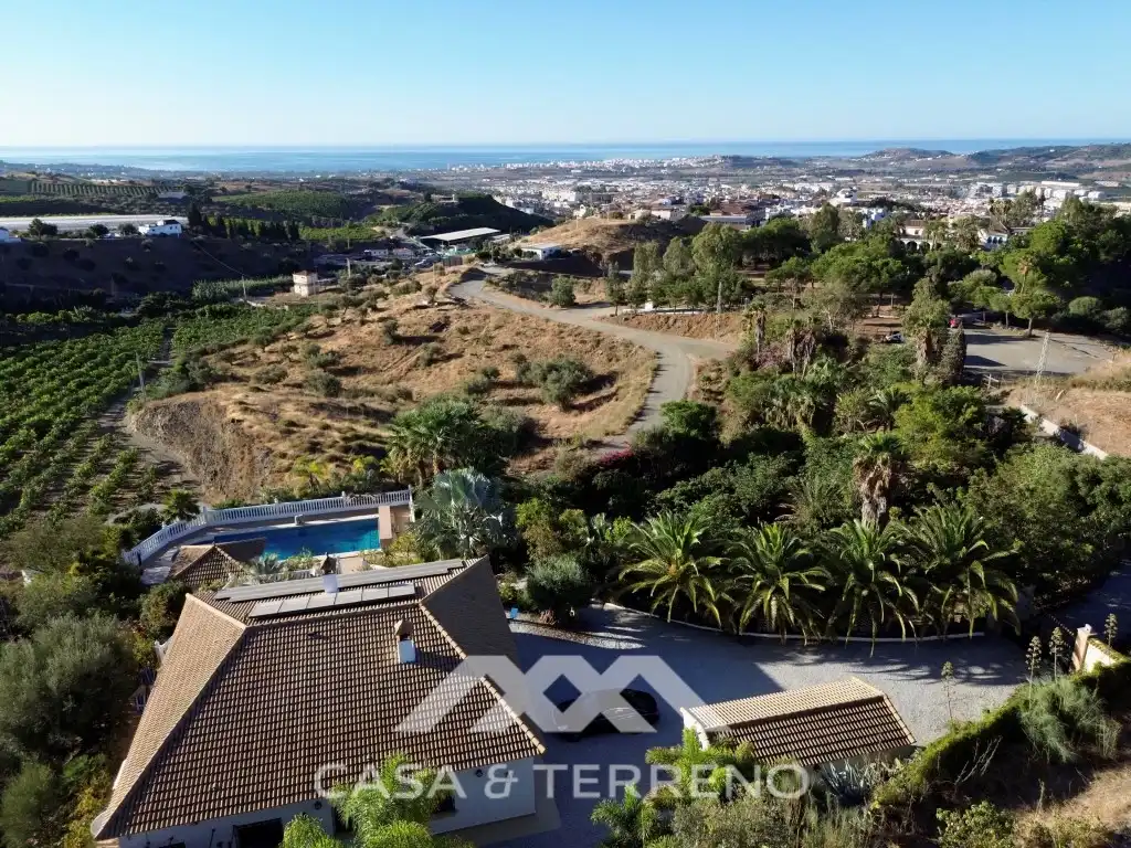 Vista exterior de Casa o chalet en venta en Vélez-Málaga con Jardín privado, Terraza y Piscina