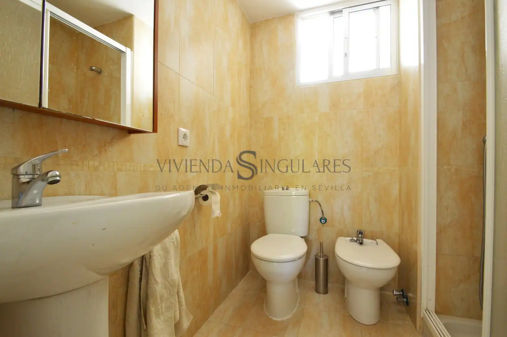 Badezimmer von Wohnung zur Miete in Sevilla mit Klimaanlage, Privatgarten und Terrasse