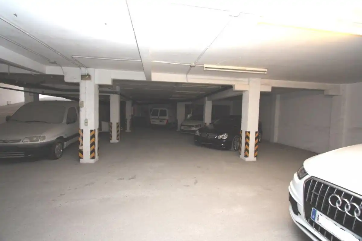 Aparcament de Oficina en venda en Sant Vicenç Dels Horts amb Aire condicionat