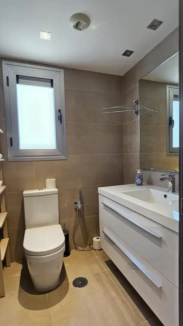 Baño de Apartamento de alquiler en Marbella con Aire acondicionado, Calefacción y Terraza