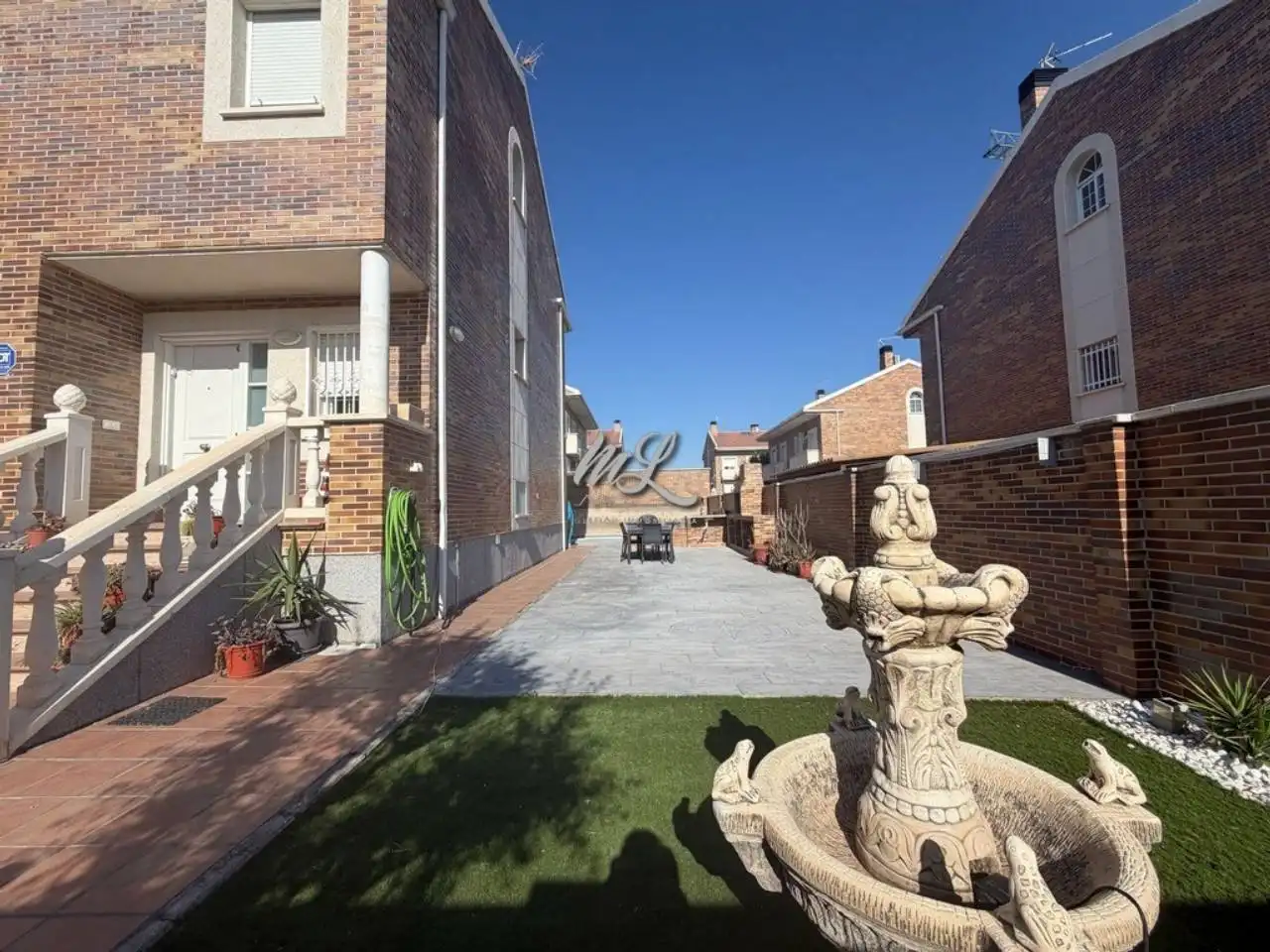 Vista exterior de Casa adosada en venda en Burguillos de Toledo amb Aire condicionat, Calefacció i Jardí privat
