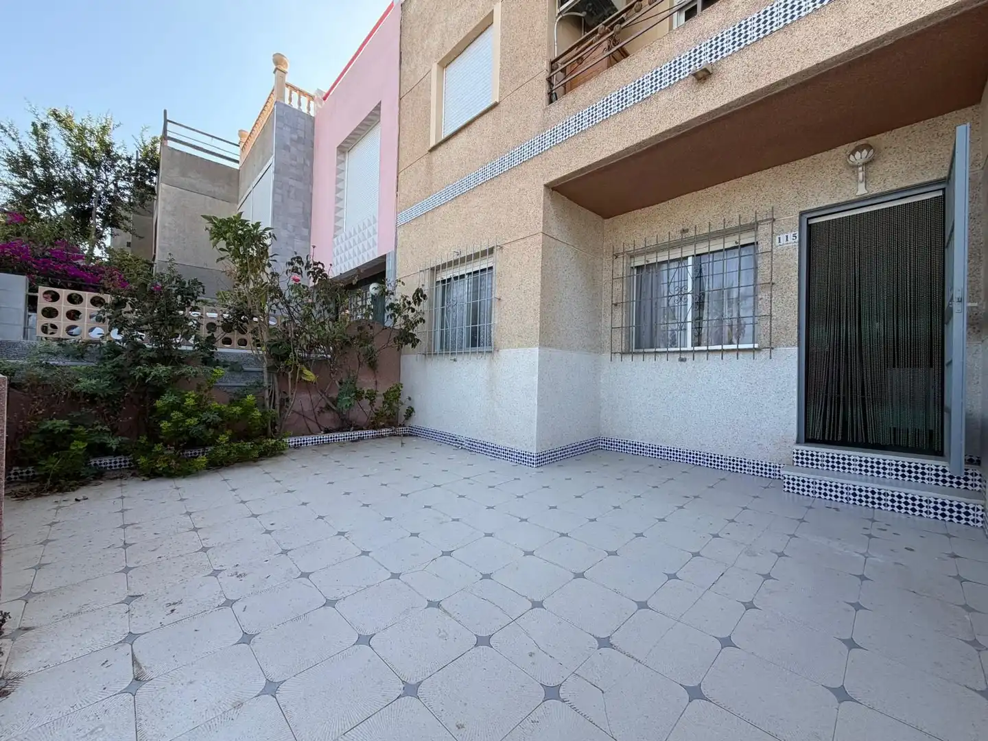 Außenansicht von Wohnung zum Verkauf in San Pedro del Pinatar mit Privatgarten und Abstellraum
