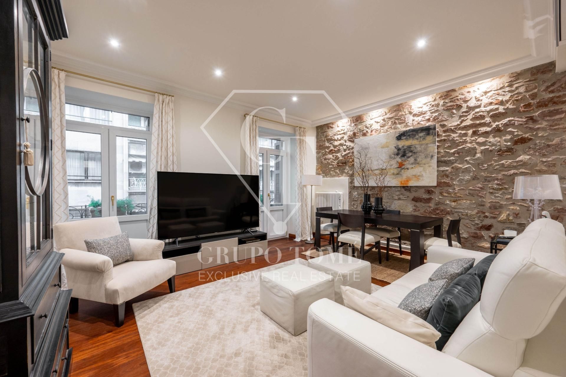 Living room of Flat for sale in Donostia - San Sebastián   with Air Conditioner, Heating and Balcony