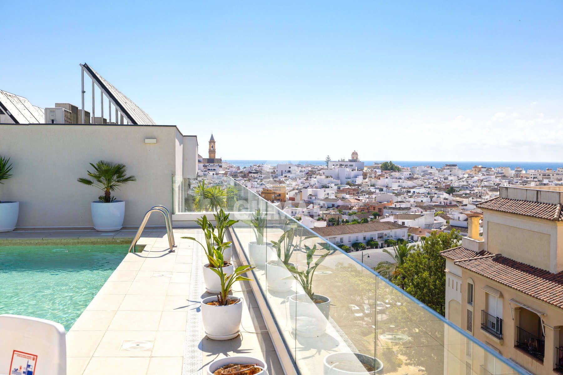 Vista exterior de Àtic en venda en Estepona amb Calefacció, Traster i Piscina