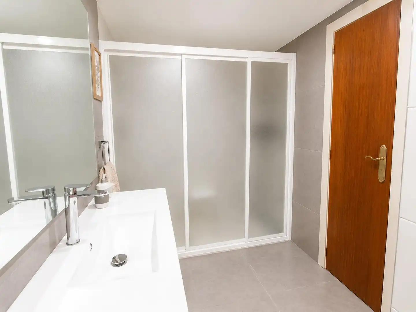 Baño de Piso en venta en Granada con Jardín privado, Parquet y Piscina comunitaria