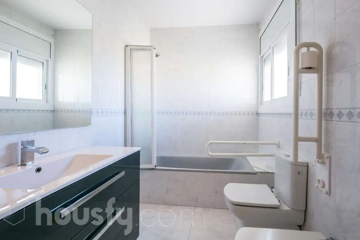 Bany de Casa o xalet en venda en Olèrdola amb Terrassa, Traster i Piscina