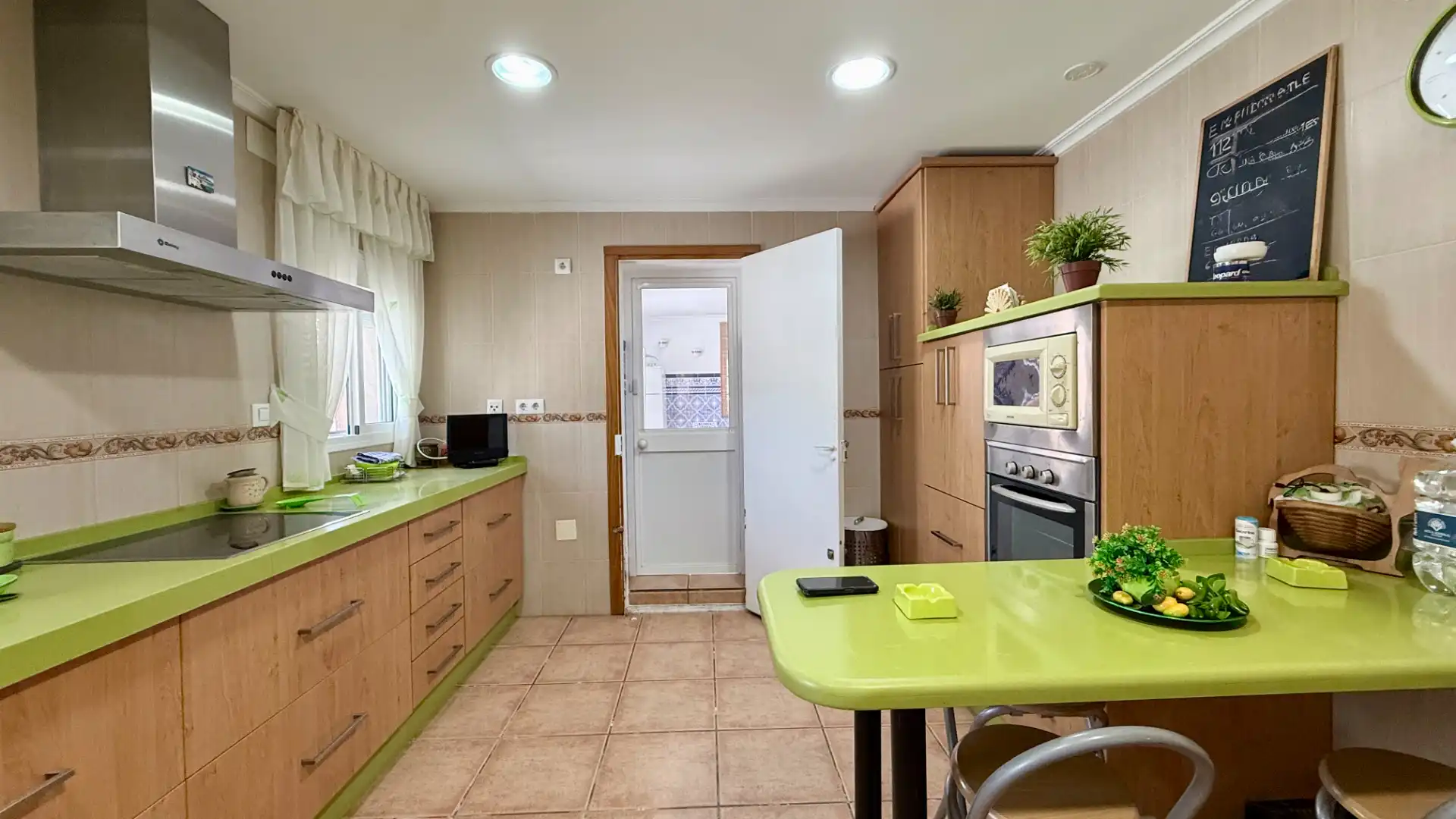 Cocina de Casa o chalet en venta en Chiclana de la Frontera con Aire acondicionado, Calefacción y Jardín privado