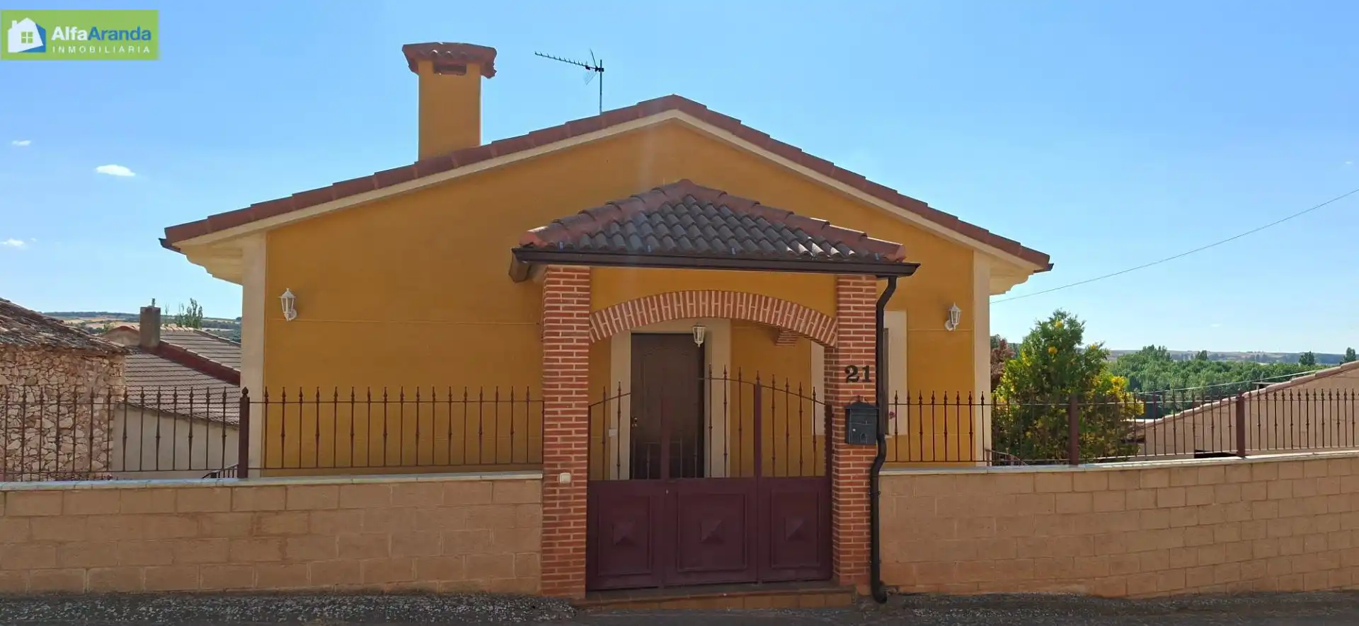 Vista exterior de Casa o xalet en venda en Fuentenebro amb Calefacció, Jardí privat i Traster