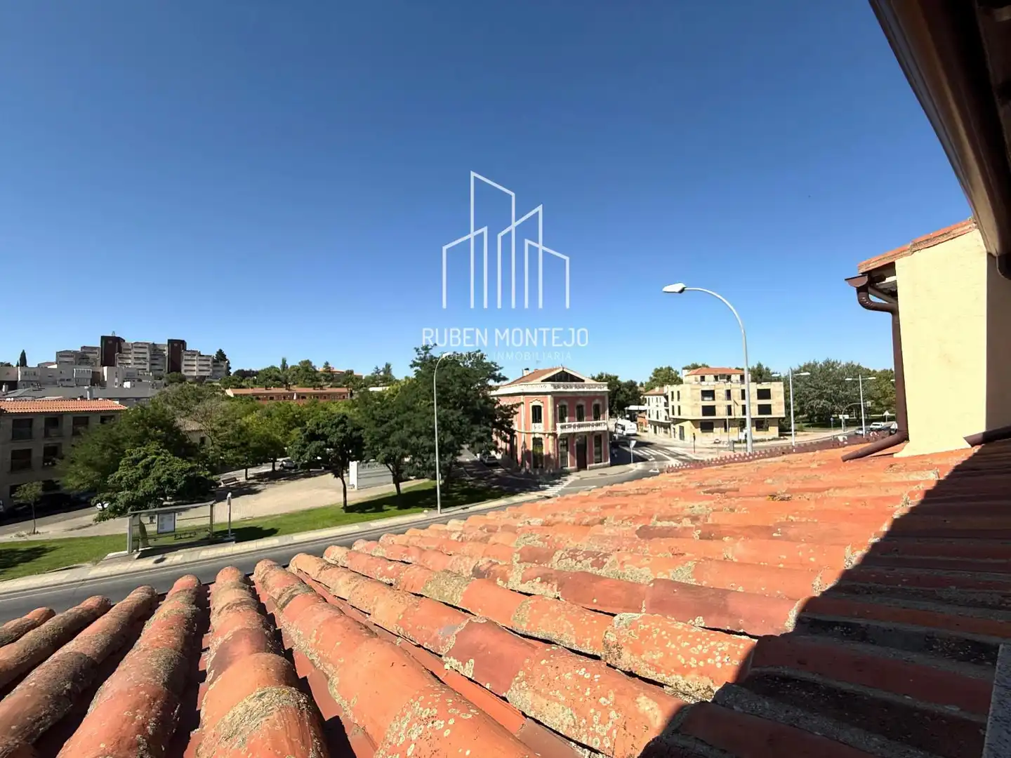Außenansicht von Einfamilien-Reihenhaus zur Miete in Salamanca mit Heizung, Terrasse und Abstellraum