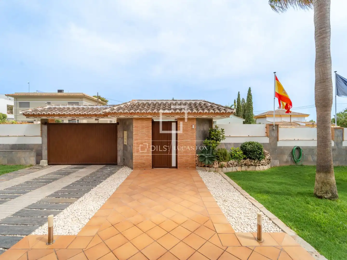 Vista exterior de Casa o xalet de lloguer en Bétera amb Aire condicionat, Jardí privat i Moblat