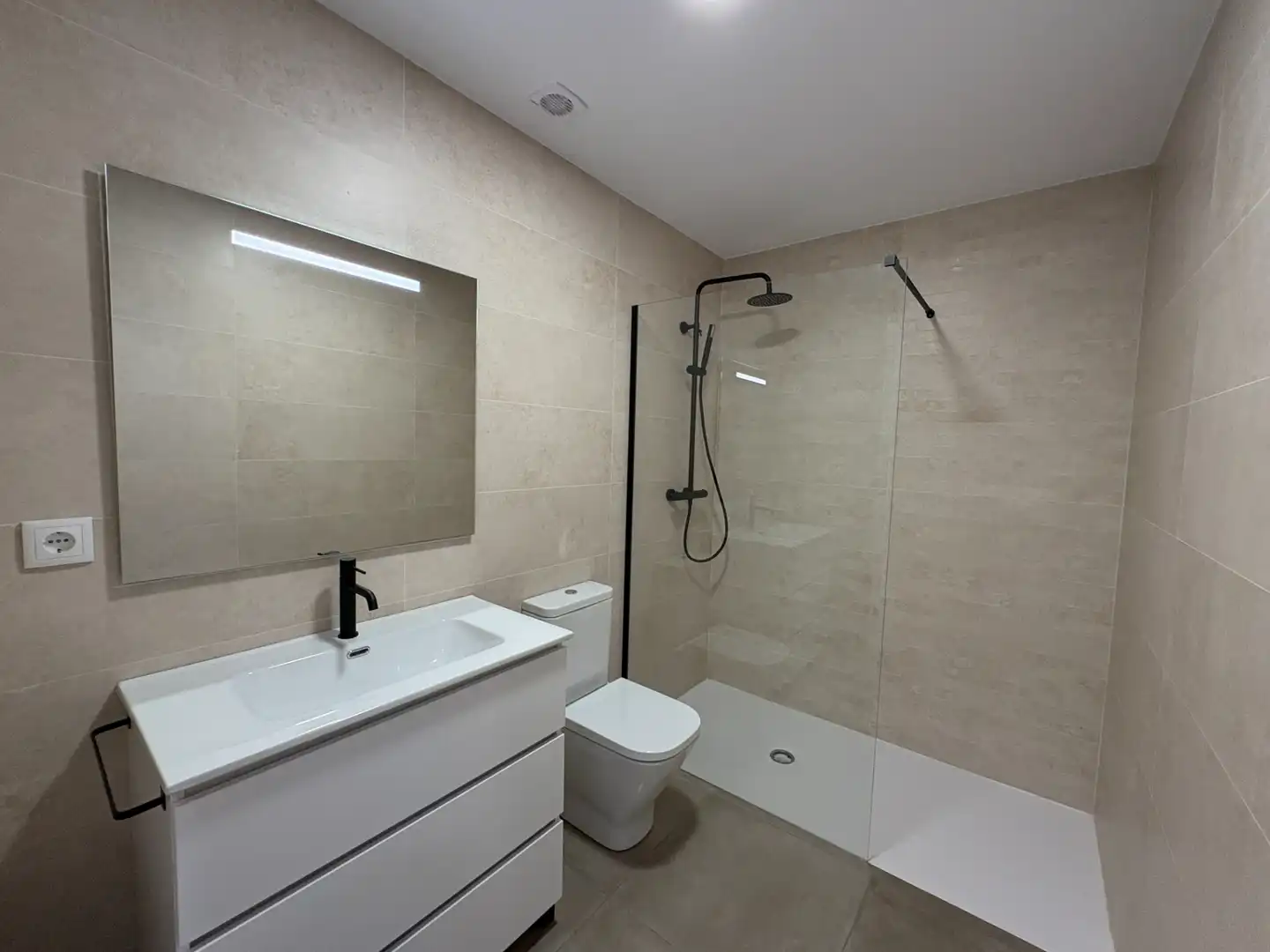 Badezimmer von Wohnung zum Verkauf in Torelló mit Heizung, Parkett und Ofen