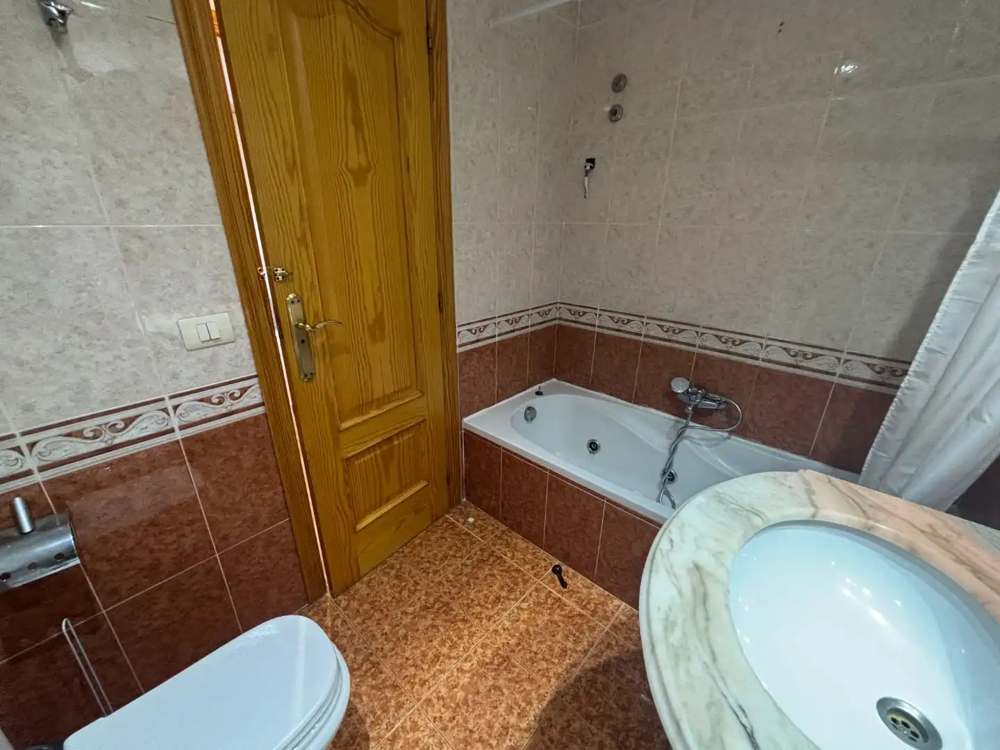 Bathroom of Flat for rent in El Pilar