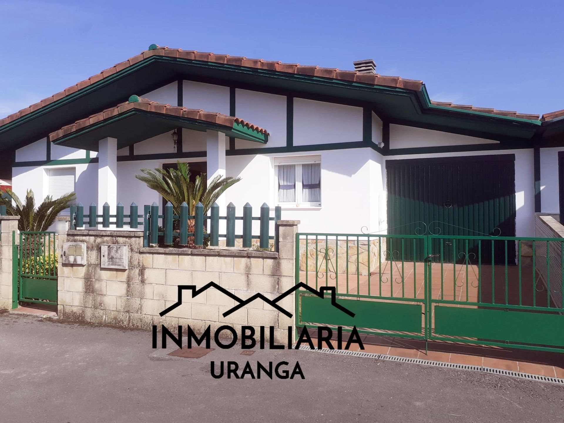 Vista exterior de Casa o xalet en venda en Argoños  amb Calefacció, Jardí privat i Piscina comunitària
