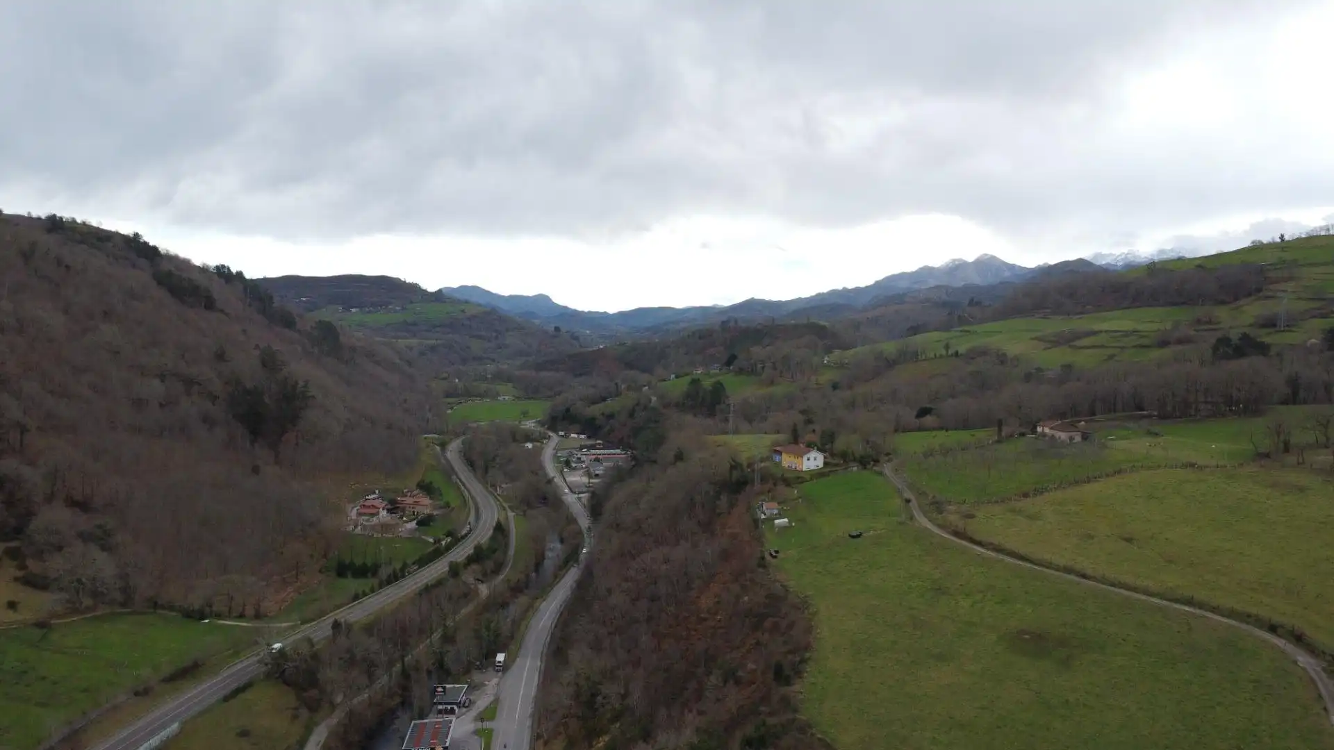 Außenansicht von Einfamilien-Reihenhaus zum Verkauf in Cangas de Onís mit Heizung und Abstellraum