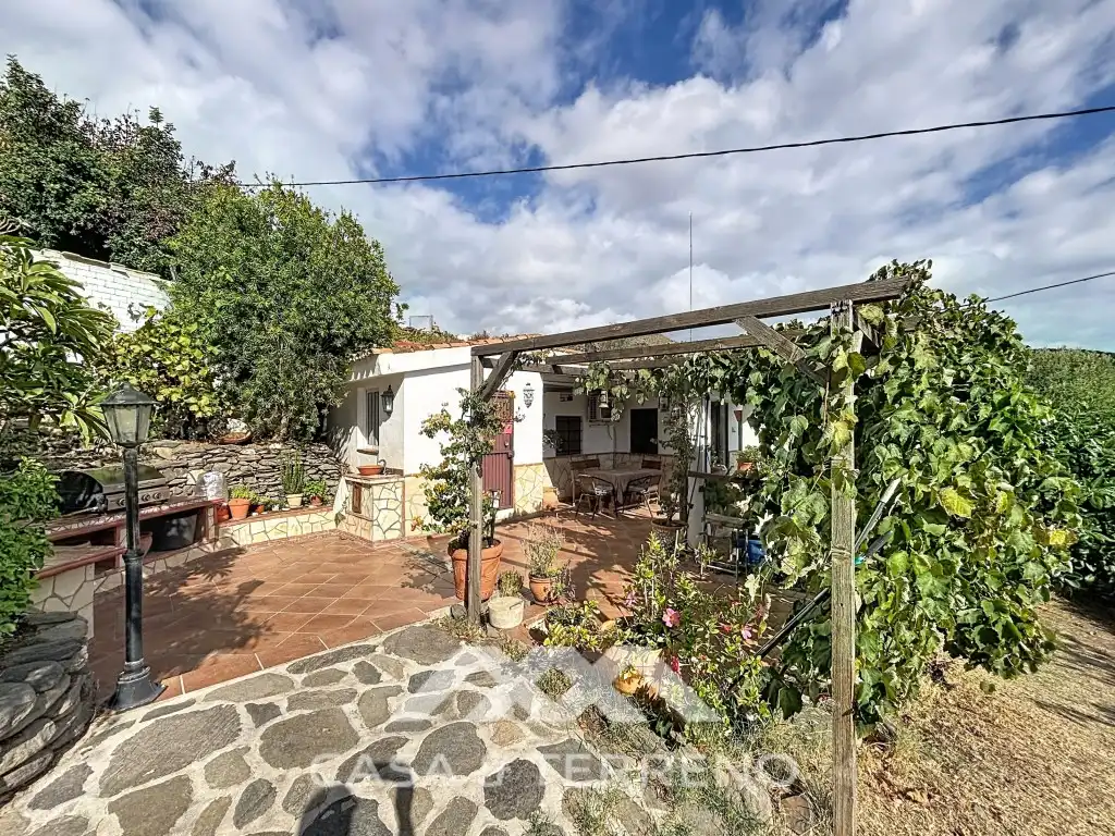 Außenansicht von Haus zum Verkauf in Vélez-Málaga mit Klimaanlage und Terrasse