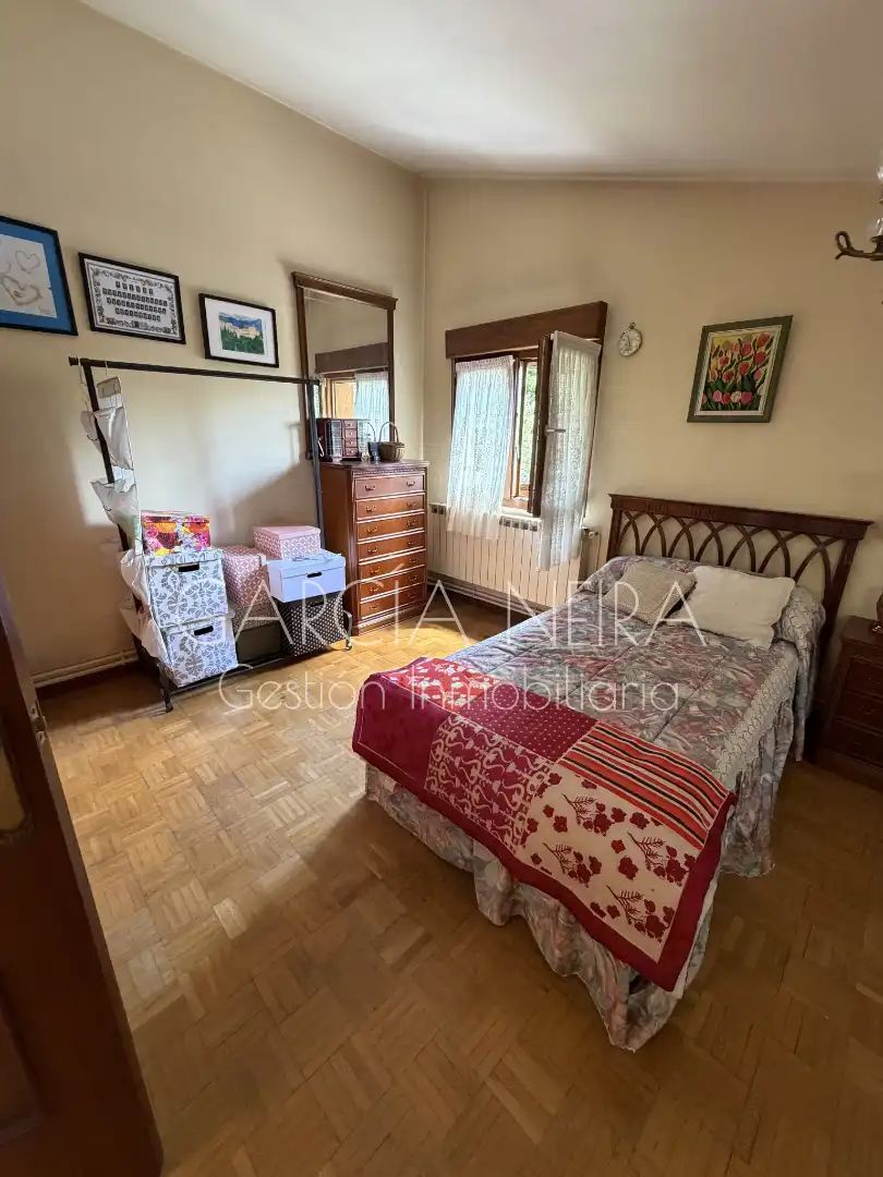 Schlafzimmer von Haus oder Chalet zum Verkauf in Siero mit Heizung, Parkett und Terrasse