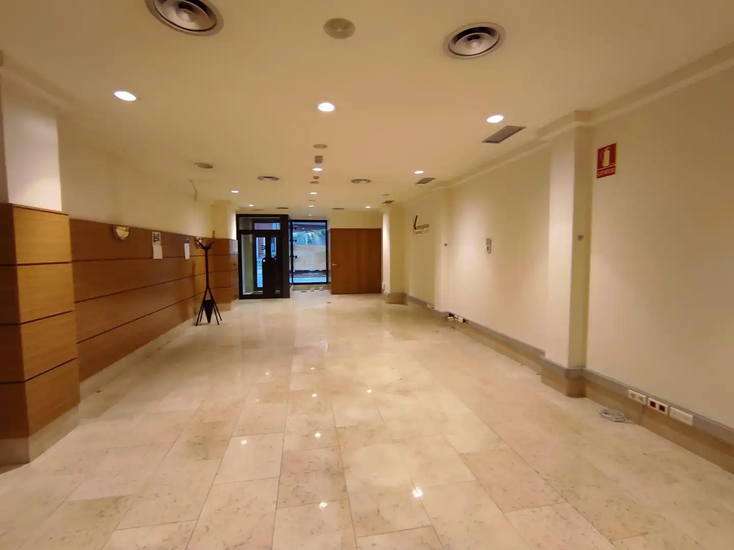 Locale commerciale in vendita a Komentukua Kalea