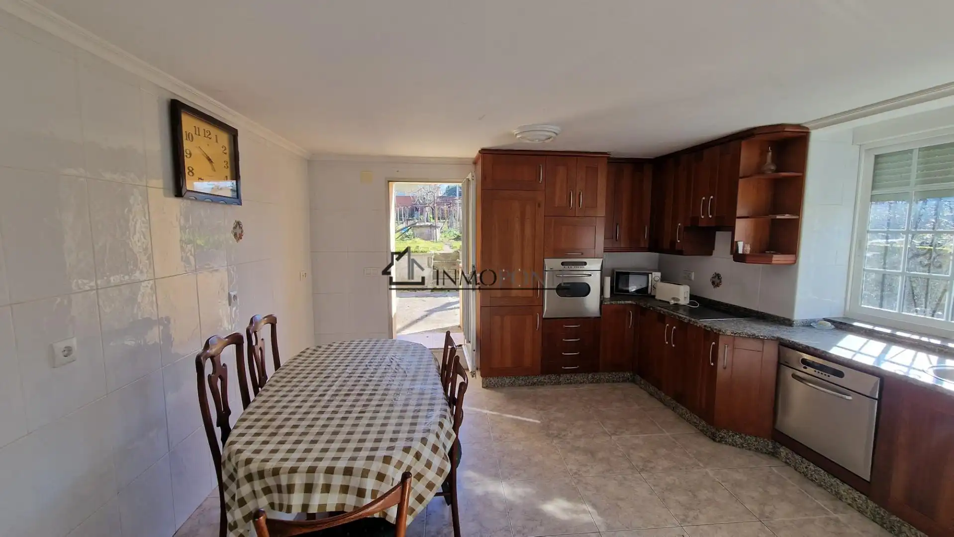 Cuina de Casa o xalet en venda en Pontevedra Capital  amb Jardí privat