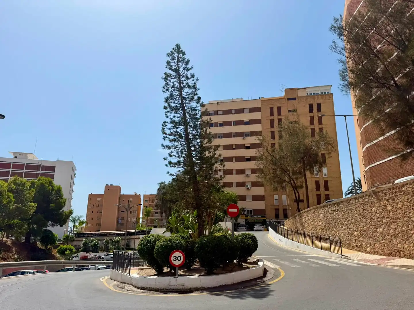 Vista exterior de Pis en venda en Roquetas de Mar amb Aire condicionat, Terrassa i Moblat