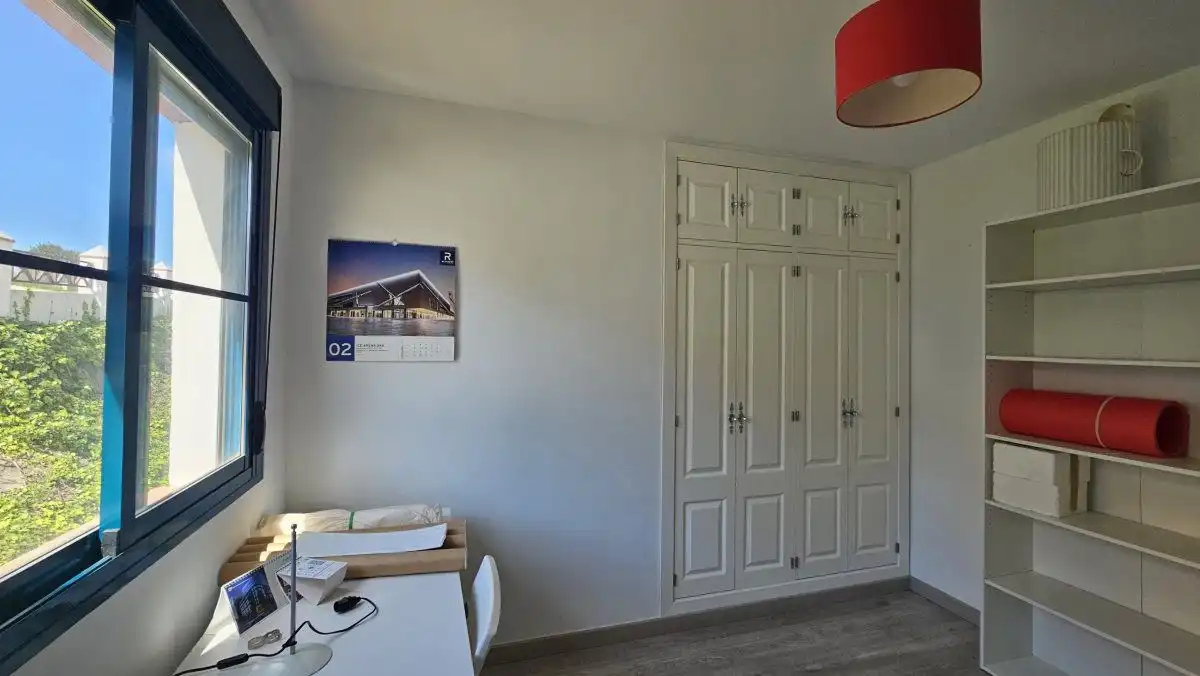 Schlafzimmer von Wohnungen zum Verkauf in La Alcaidesa mit Klimaanlage, Heizung und Terrasse