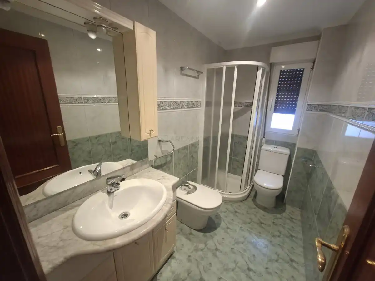 Baño de Apartamento en venta en Vitoria - Gasteiz con Calefacción, Parquet y Terraza