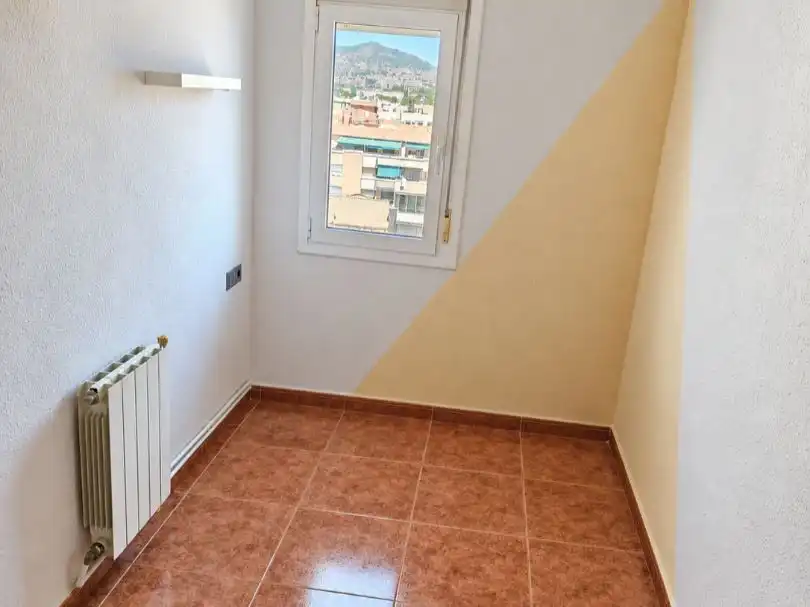 Dormitori de Pis en venda en Sant Boi de Llobregat amb Aire condicionat, Terrassa i Balcó