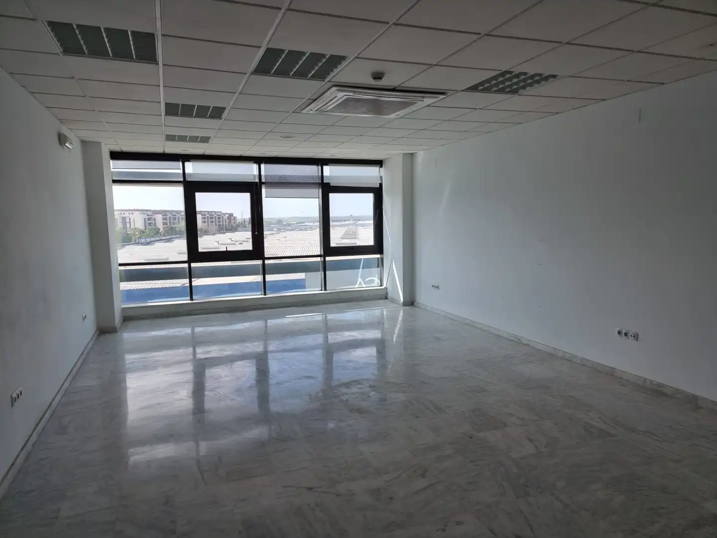Office space with lift to rent in Pisa