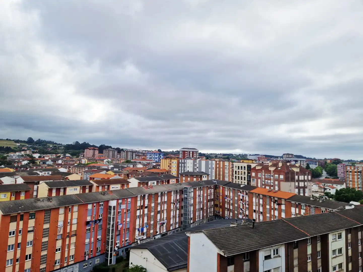 Vista exterior de Pis en venda en Avilés amb Calefacció, Parquet i Traster