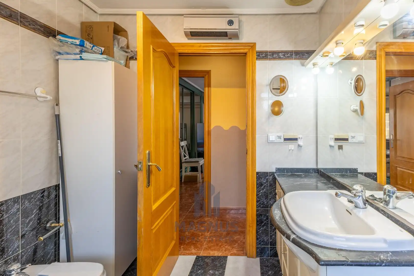 Badezimmer von Wohnung zum Verkauf in Valencia mit Klimaanlage und Balkon
