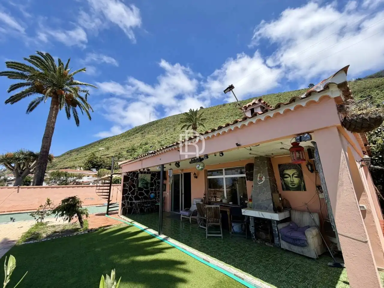 Vista exterior de Casa o xalet en venda en La Orotava amb Jardí privat, Piscina i Moblat