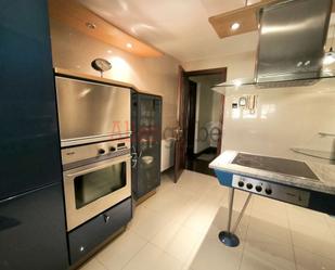 Cuina de Casa o xalet en venda en Oviedo  amb Calefacció i Traster
