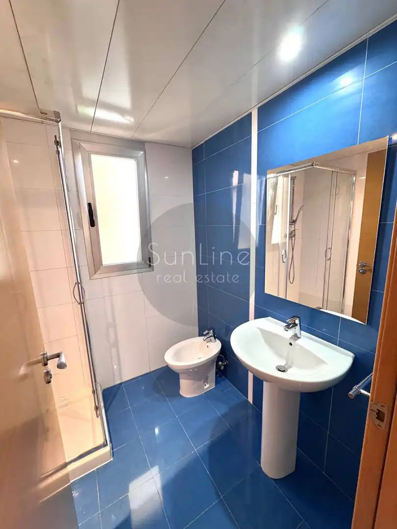Baño de Piso de alquiler en Valencia con Aire acondicionado, Terraza y Piscina comunitaria