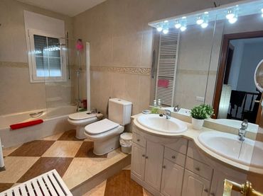Chalet con piscina en venta en CALLE ISLAS CANARIAS 30