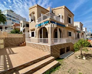 Vista exterior de Casa adosada en venda en Torrevieja amb Terrassa, Piscina i Moblat