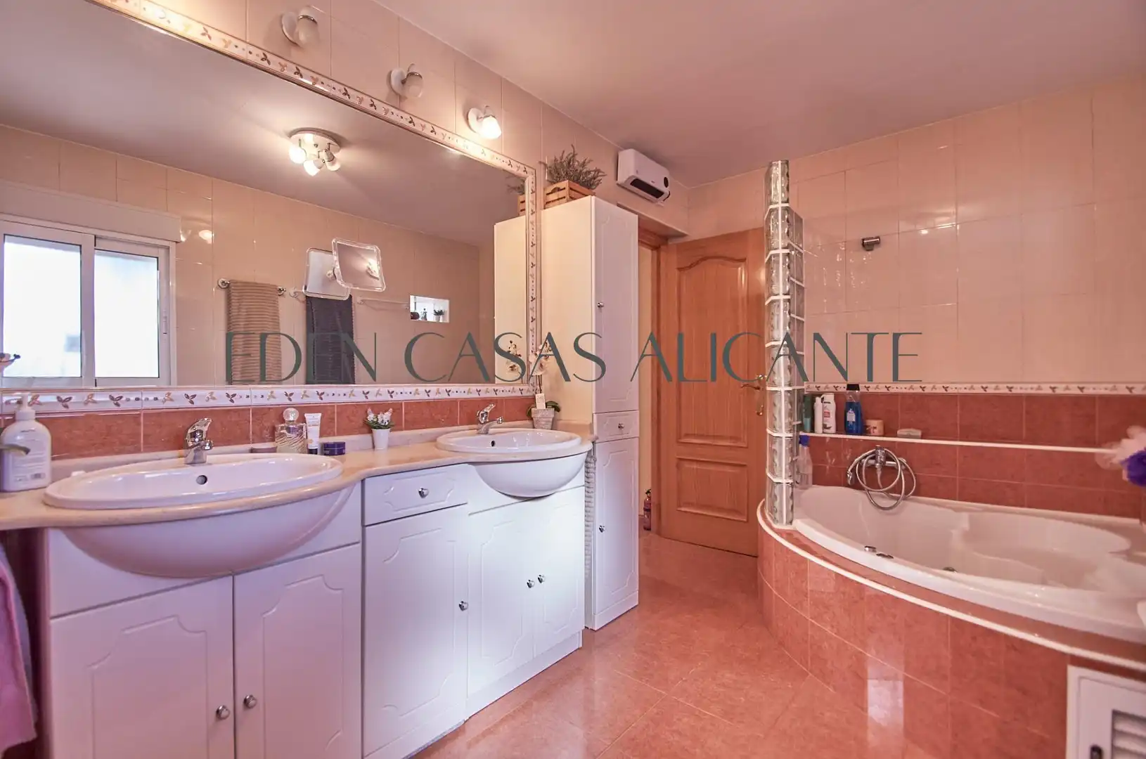 Bany de Casa o xalet en venda en Alicante / Alacant amb Aire condicionat, Jardí privat i Terrassa