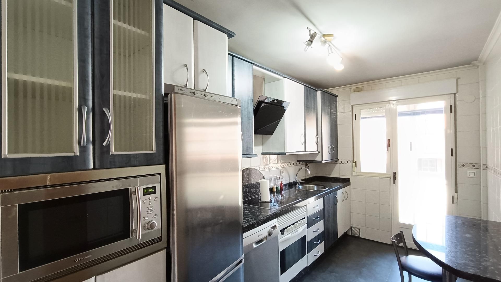 Cuina de Apartament en venda en León Capital  amb Calefacció, Terrassa i Traster