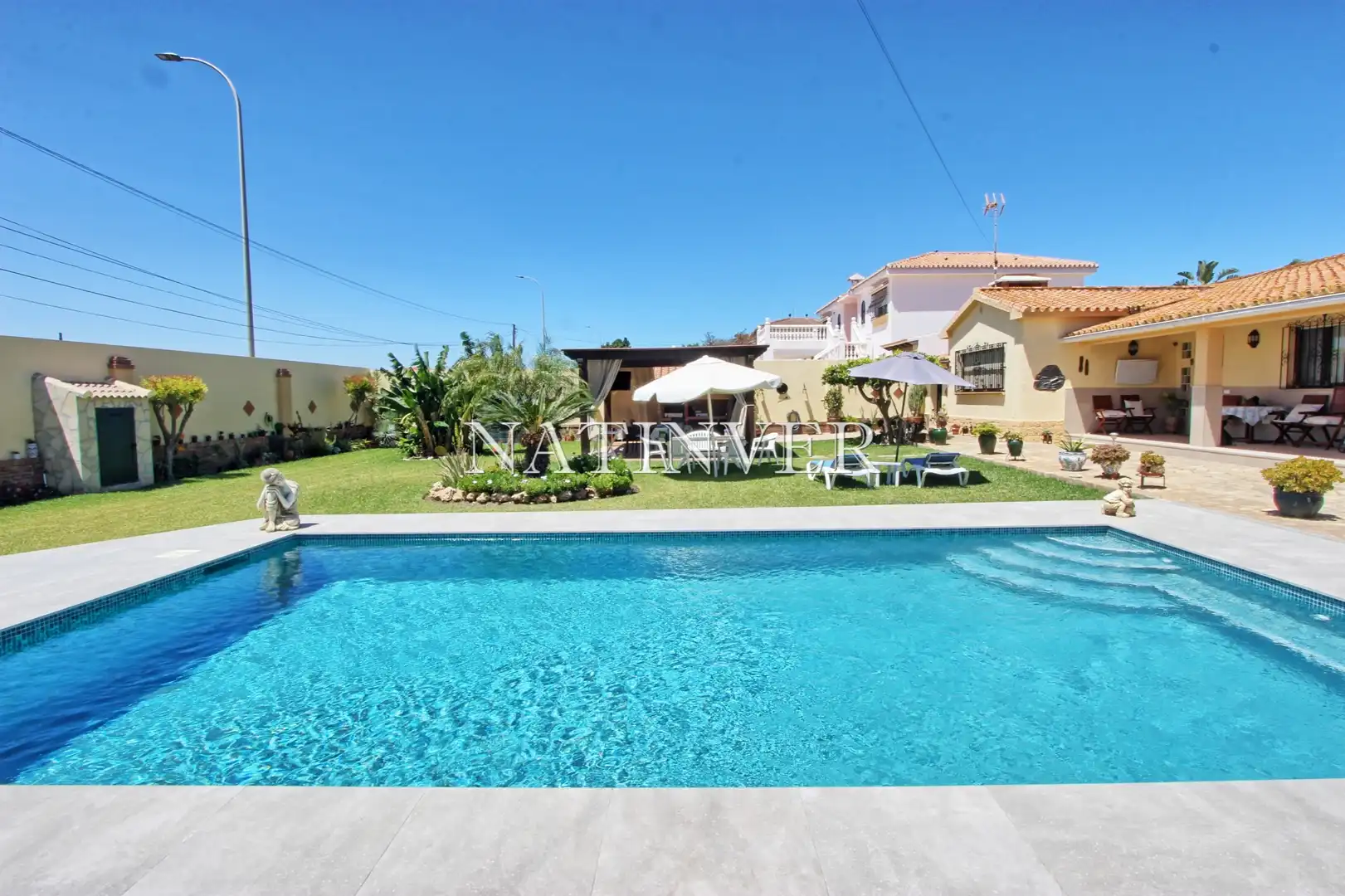 Vista exterior de Casa o xalet en venda en Vélez-Málaga amb Jardí privat, Terrassa i Traster