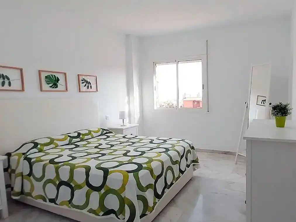 Schlafzimmer von Wohnung zur Miete in Marbella mit Klimaanlage, Privatgarten und Schwimmbad