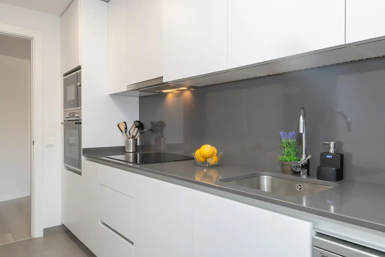 Cuina de Apartament de lloguer en Girona amb Parquet i Piscina comunitària